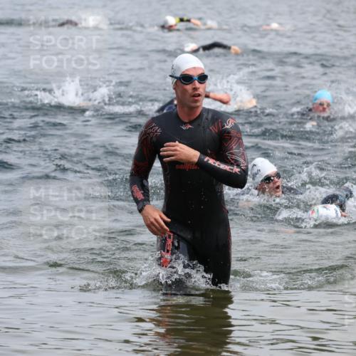 21.06.2025 - 27. Vierlanden-Triathlon Lena Gebhardt http://msf.ph/oto/8037434 15.06.2025 12:06:15 Schwimmen 1014, 1015, 1019 meine-sportfotos.de