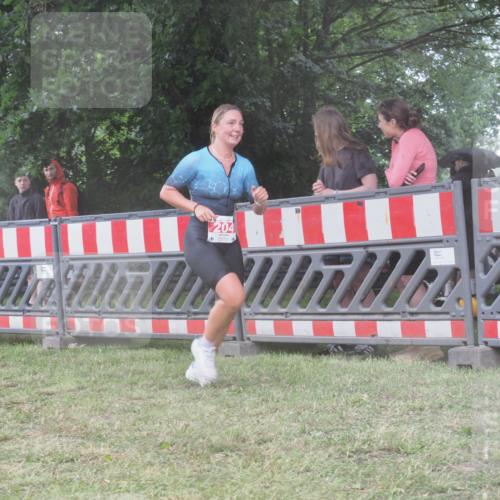 21.06.2025 - 27. Vierlanden-Triathlon KatJ http://msf.ph/oto/8037440 15.06.2025 14:18:37 Ziel 204, 1228 meine-sportfotos.de