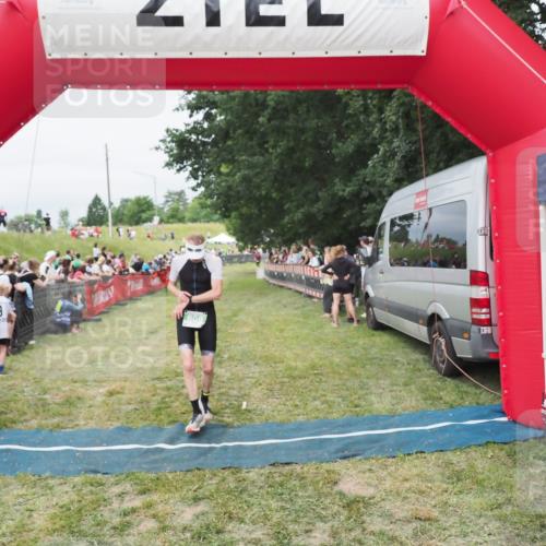 21.06.2025 - 27. Vierlanden-Triathlon MichiJ http://msf.ph/oto/8037441 15.06.2026 13:11:38 Ziel 808 meine-sportfotos.de