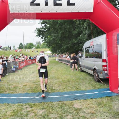 21.06.2025 - 27. Vierlanden-Triathlon MichiJ http://msf.ph/oto/8037445 15.06.2026 13:11:39 Ziel 808 meine-sportfotos.de