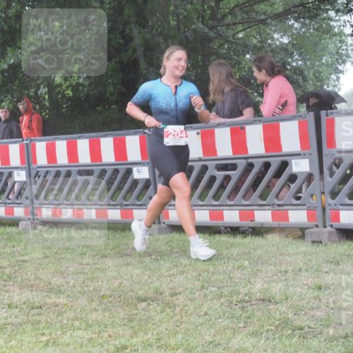 21.06.2025 - 27. Vierlanden-Triathlon KatJ http://msf.ph/oto/8037446 15.06.2025 14:18:37 Ziel 204, 1228 meine-sportfotos.de