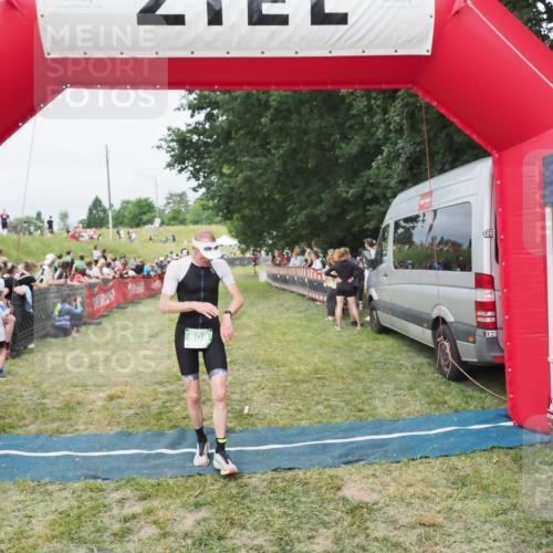 21.06.2025 - 27. Vierlanden-Triathlon MichiJ http://msf.ph/oto/8037462 15.06.2026 13:11:39 Ziel 808 meine-sportfotos.de