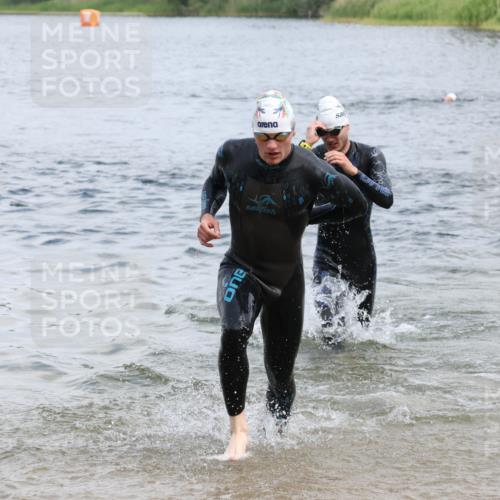 21.06.2025 - 27. Vierlanden-Triathlon Lena Gebhardt http://msf.ph/oto/8037473 15.06.2025 12:06:22 Schwimmen 1014, 1015, 1019, 1020, 1021, 1022, 1023 meine-sportfotos.de