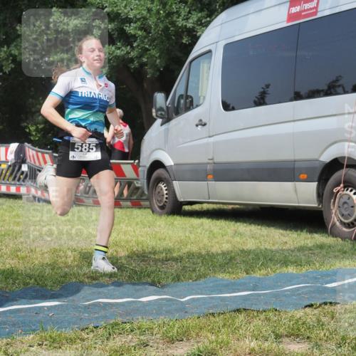 15.06.2025 - 27. Vierlanden-Triathlon KatJ http://msf.ph/oto/8037488 15.06.2025 11:28:08 Schwimmen  meine-sportfotos.de