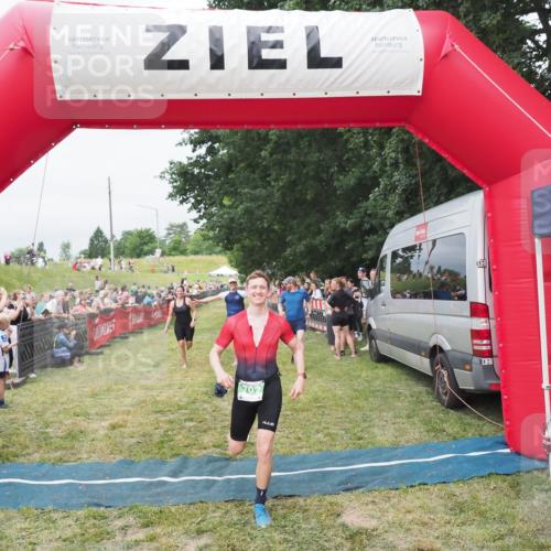 21.06.2025 - 27. Vierlanden-Triathlon MichiJ http://msf.ph/oto/8037493 15.06.2026 13:11:50 Ziel 702, 962 meine-sportfotos.de
