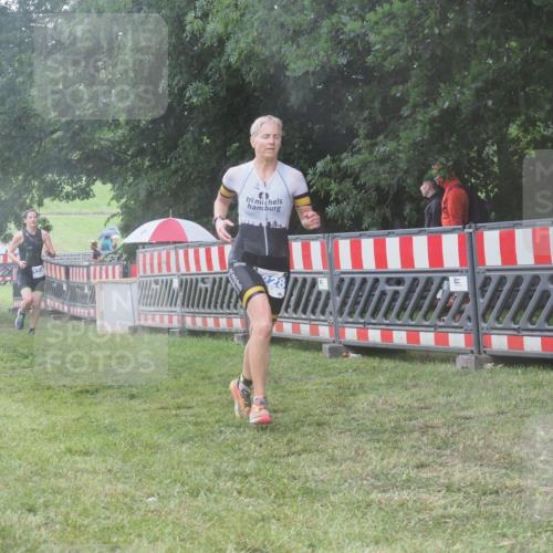 21.06.2025 - 27. Vierlanden-Triathlon KatJ http://msf.ph/oto/8037499 15.06.2025 14:18:45 Ziel 1196, 1216, 1228 meine-sportfotos.de