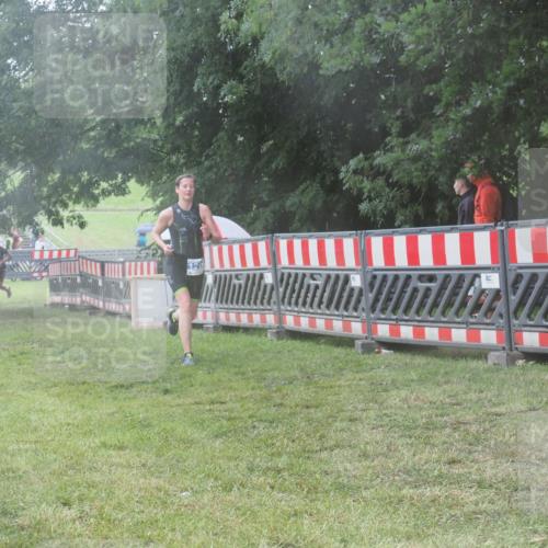 21.06.2025 - 27. Vierlanden-Triathlon KatJ http://msf.ph/oto/8037518 15.06.2025 14:18:47 Ziel 1196, 1216, 1228 meine-sportfotos.de