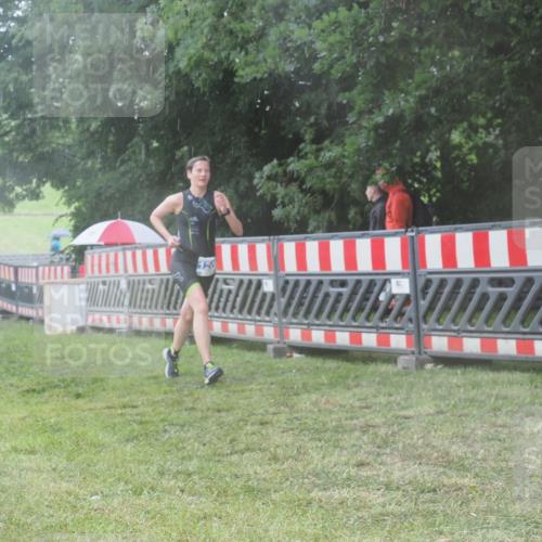 21.06.2025 - 27. Vierlanden-Triathlon KatJ http://msf.ph/oto/8037525 15.06.2025 14:18:47 Ziel 1196, 1216, 1228 meine-sportfotos.de