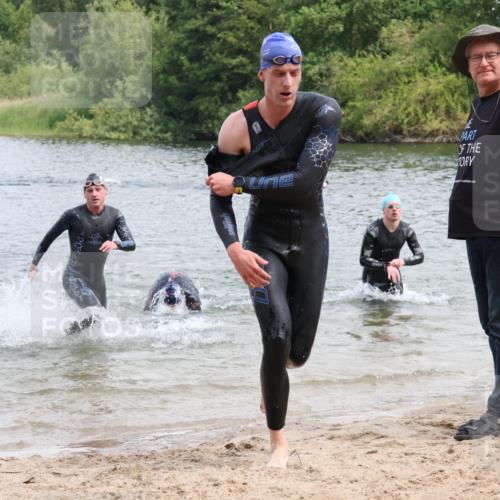 21.06.2025 - 27. Vierlanden-Triathlon Lena Gebhardt http://msf.ph/oto/8037528 15.06.2025 12:06:29 Schwimmen 1014, 1015, 1016, 1017, 1019, 1020, 1021, 1022, 1023 meine-sportfotos.de