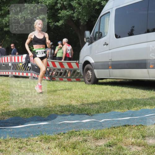 15.06.2025 - 27. Vierlanden-Triathlon KatJ http://msf.ph/oto/8037536 15.06.2025 11:28:10 Schwimmen  meine-sportfotos.de