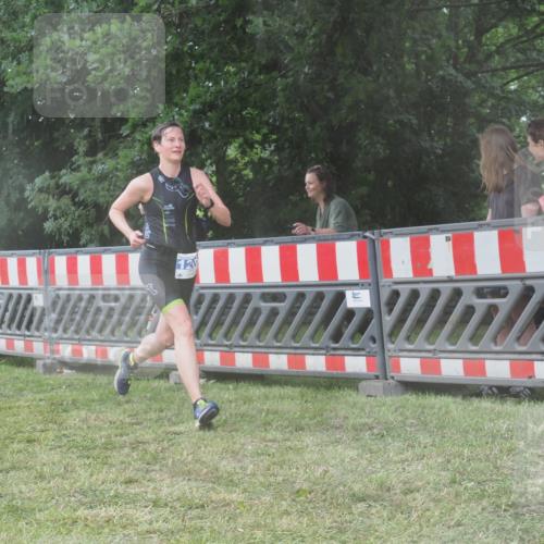 21.06.2025 - 27. Vierlanden-Triathlon KatJ http://msf.ph/oto/8037540 15.06.2025 14:18:48 Ziel 1196, 1216, 1228 meine-sportfotos.de