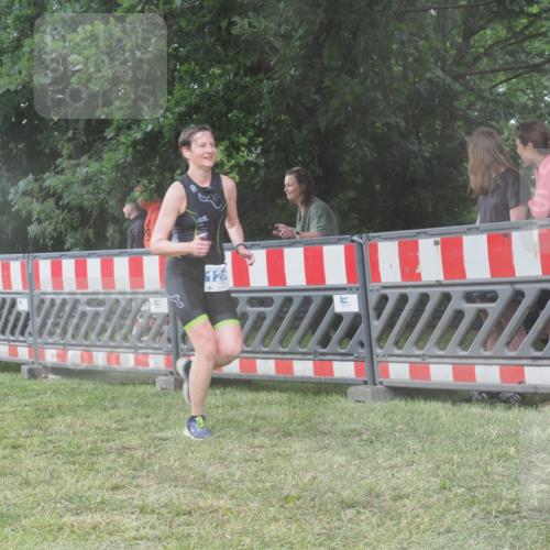 21.06.2025 - 27. Vierlanden-Triathlon KatJ http://msf.ph/oto/8037545 15.06.2025 14:18:48 Ziel 1196, 1216, 1228 meine-sportfotos.de
