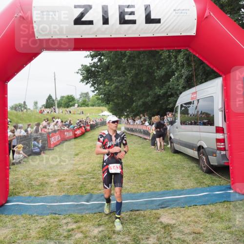 21.06.2025 - 27. Vierlanden-Triathlon MichiJ http://msf.ph/oto/8037554 15.06.2026 13:12:14 Ziel 143 meine-sportfotos.de