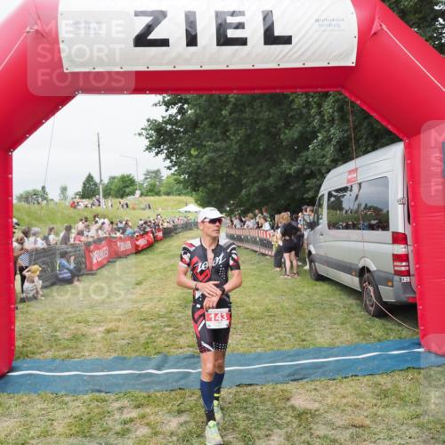 21.06.2025 - 27. Vierlanden-Triathlon MichiJ http://msf.ph/oto/8037564 15.06.2026 13:12:14 Ziel 143 meine-sportfotos.de