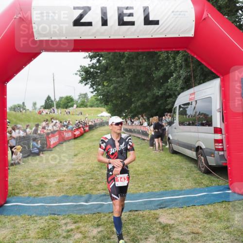 21.06.2025 - 27. Vierlanden-Triathlon MichiJ http://msf.ph/oto/8037569 15.06.2026 13:12:14 Ziel 143 meine-sportfotos.de