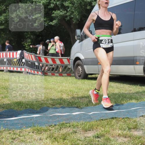 15.06.2025 - 27. Vierlanden-Triathlon KatJ http://msf.ph/oto/8037572 15.06.2025 11:28:11 Schwimmen 883 meine-sportfotos.de