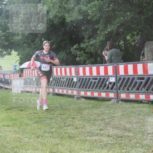 21.06.2025 - 27. Vierlanden-Triathlon KatJ http://msf.ph/oto/8037583 15.06.2025 14:18:53 Ziel 1196 meine-sportfotos.de