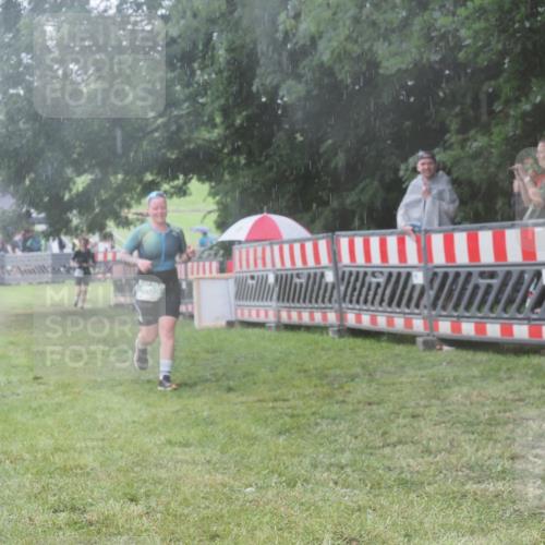 21.06.2025 - 27. Vierlanden-Triathlon KatJ http://msf.ph/oto/8037598 15.06.2025 14:19:09 Ziel 905, 1203 meine-sportfotos.de
