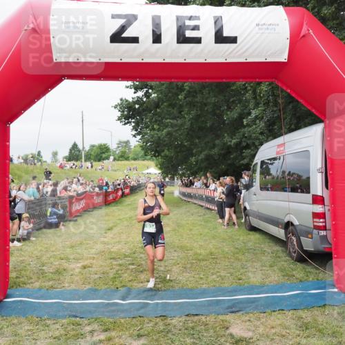 21.06.2025 - 27. Vierlanden-Triathlon MichiJ http://msf.ph/oto/8037601 15.06.2026 13:12:43 Ziel 81, 934 meine-sportfotos.de