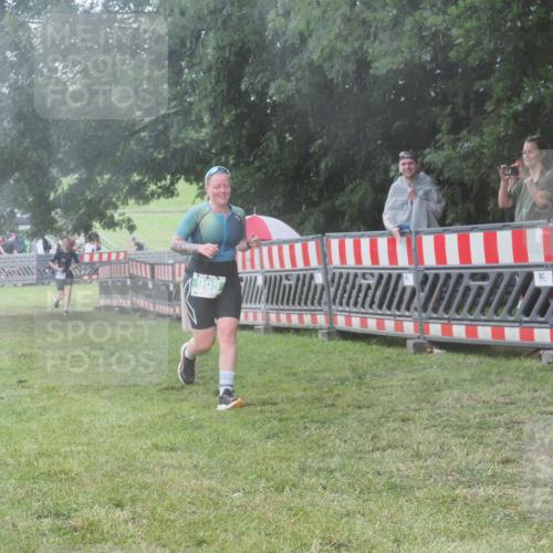 21.06.2025 - 27. Vierlanden-Triathlon KatJ http://msf.ph/oto/8037604 15.06.2025 14:19:10 Ziel 905, 1203 meine-sportfotos.de