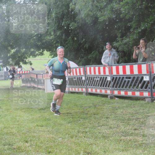 21.06.2025 - 27. Vierlanden-Triathlon KatJ http://msf.ph/oto/8037607 15.06.2025 14:19:10 Ziel 905, 1203 meine-sportfotos.de