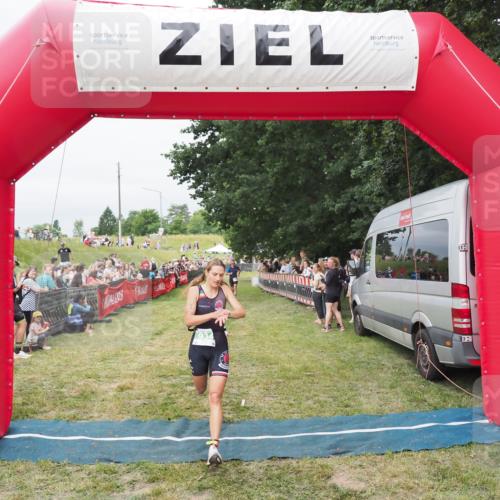 21.06.2025 - 27. Vierlanden-Triathlon MichiJ http://msf.ph/oto/8037613 15.06.2026 13:12:43 Ziel 81, 934 meine-sportfotos.de