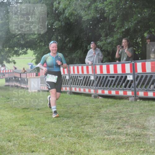 21.06.2025 - 27. Vierlanden-Triathlon KatJ http://msf.ph/oto/8037617 15.06.2025 14:19:10 Ziel 905, 1203 meine-sportfotos.de