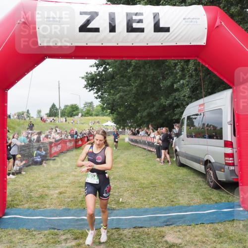 21.06.2025 - 27. Vierlanden-Triathlon MichiJ http://msf.ph/oto/8037622 15.06.2026 13:12:43 Ziel 81, 934 meine-sportfotos.de
