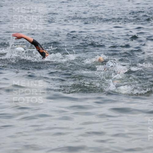 21.06.2025 - 27. Vierlanden-Triathlon Lena Gebhardt http://msf.ph/oto/8037625 15.06.2025 12:06:45 Schwimmen 1027 meine-sportfotos.de