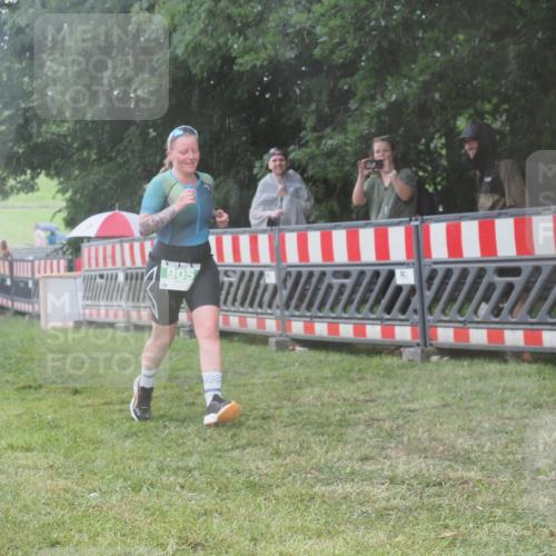 21.06.2025 - 27. Vierlanden-Triathlon KatJ http://msf.ph/oto/8037627 15.06.2025 14:19:11 Ziel 905, 1181, 1203 meine-sportfotos.de