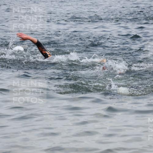 21.06.2025 - 27. Vierlanden-Triathlon Lena Gebhardt http://msf.ph/oto/8037632 15.06.2025 12:06:45 Schwimmen 1027 meine-sportfotos.de