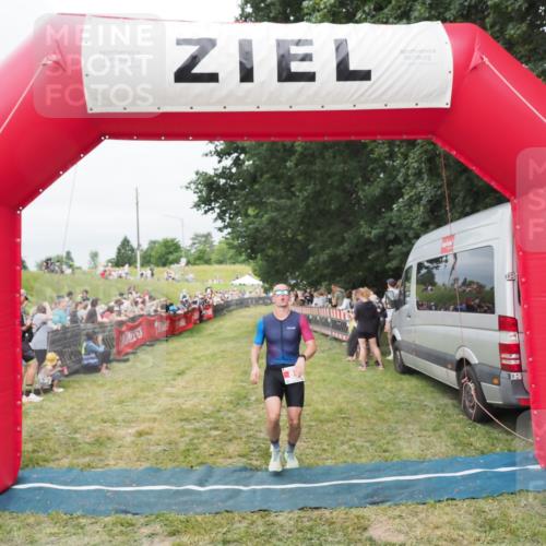 21.06.2025 - 27. Vierlanden-Triathlon MichiJ http://msf.ph/oto/8037635 15.06.2026 13:12:47 Ziel 81, 934 meine-sportfotos.de