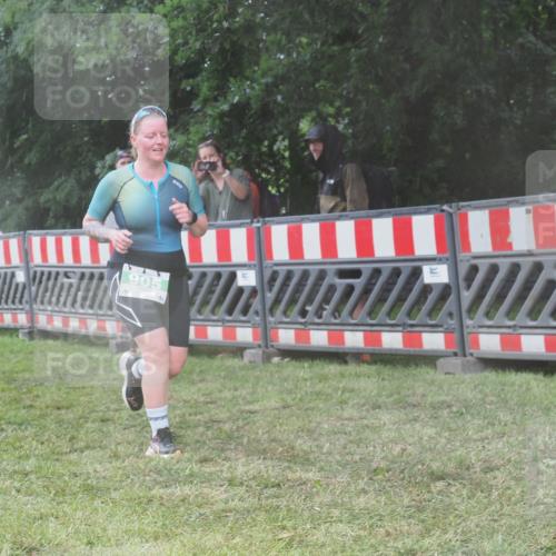 21.06.2025 - 27. Vierlanden-Triathlon KatJ http://msf.ph/oto/8037636 15.06.2025 14:19:11 Ziel 905, 1181, 1203 meine-sportfotos.de