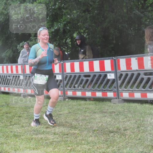 21.06.2025 - 27. Vierlanden-Triathlon KatJ http://msf.ph/oto/8037639 15.06.2025 14:19:11 Ziel 905, 1181, 1203 meine-sportfotos.de