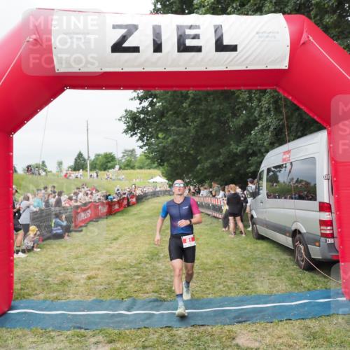 21.06.2025 - 27. Vierlanden-Triathlon MichiJ http://msf.ph/oto/8037641 15.06.2026 13:12:48 Ziel 81, 934 meine-sportfotos.de