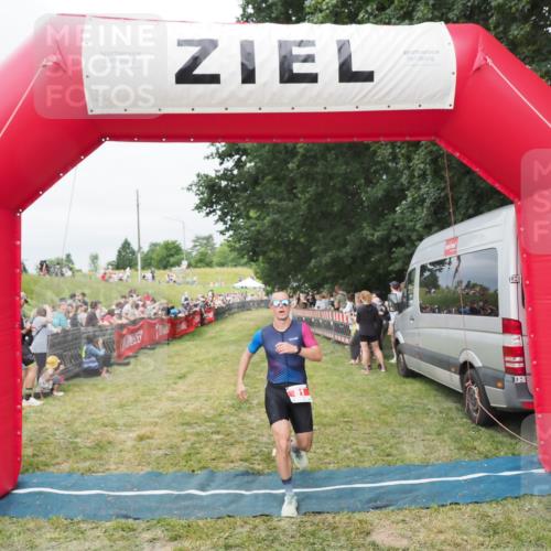 21.06.2025 - 27. Vierlanden-Triathlon MichiJ http://msf.ph/oto/8037644 15.06.2026 13:12:48 Ziel 81, 934 meine-sportfotos.de