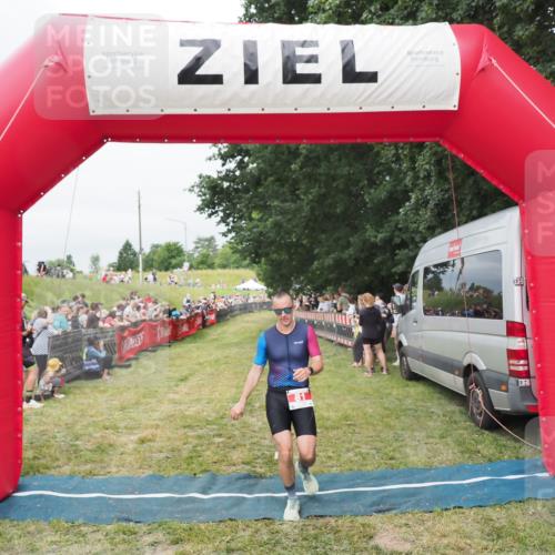 21.06.2025 - 27. Vierlanden-Triathlon MichiJ http://msf.ph/oto/8037649 15.06.2026 13:12:48 Ziel 81, 934 meine-sportfotos.de
