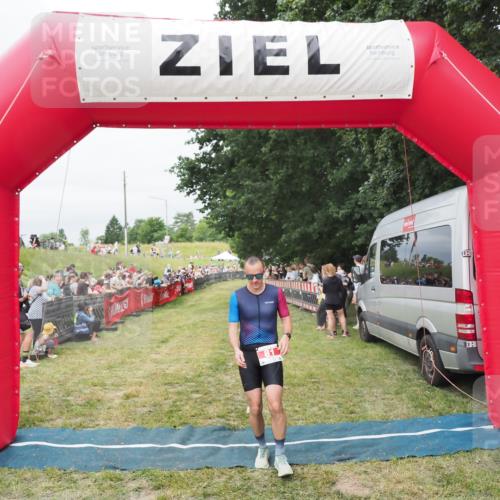 21.06.2025 - 27. Vierlanden-Triathlon MichiJ http://msf.ph/oto/8037655 15.06.2026 13:12:48 Ziel 81, 934 meine-sportfotos.de