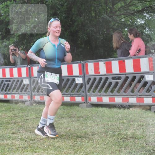 21.06.2025 - 27. Vierlanden-Triathlon KatJ http://msf.ph/oto/8037659 15.06.2025 14:19:12 Ziel 905, 1181, 1203 meine-sportfotos.de