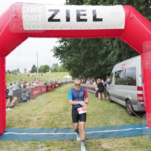 21.06.2025 - 27. Vierlanden-Triathlon MichiJ http://msf.ph/oto/8037662 15.06.2026 13:12:48 Ziel 81, 934 meine-sportfotos.de