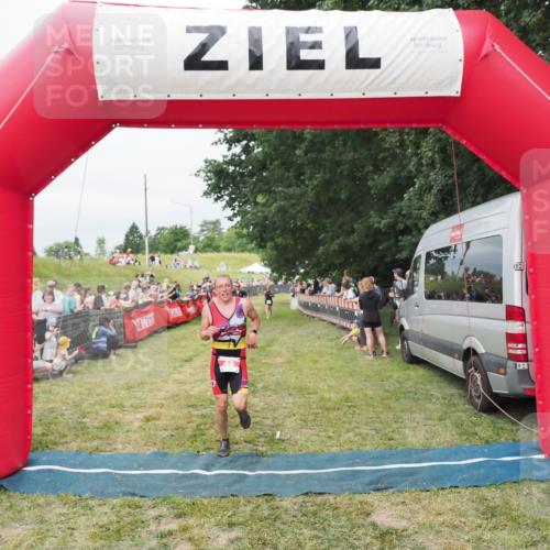 21.06.2025 - 27. Vierlanden-Triathlon MichiJ http://msf.ph/oto/8037669 15.06.2026 13:13:14 Ziel 49, 677 meine-sportfotos.de