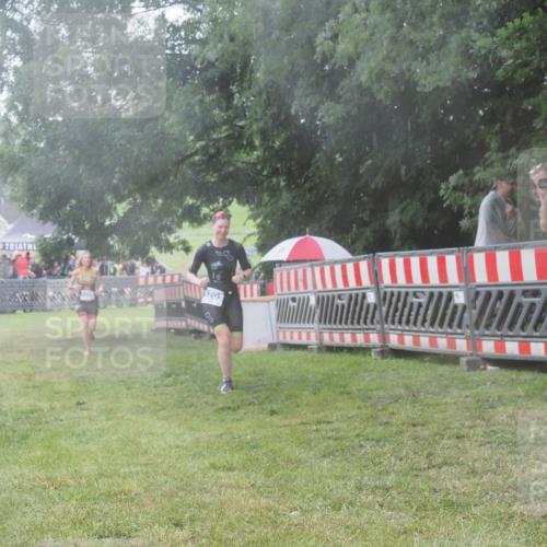 21.06.2025 - 27. Vierlanden-Triathlon KatJ http://msf.ph/oto/8037672 15.06.2025 14:19:16 Ziel 1181, 1203 meine-sportfotos.de