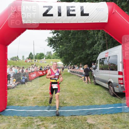 21.06.2025 - 27. Vierlanden-Triathlon MichiJ http://msf.ph/oto/8037676 15.06.2026 13:13:14 Ziel 49, 677 meine-sportfotos.de