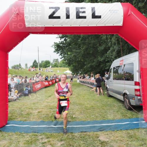 21.06.2025 - 27. Vierlanden-Triathlon MichiJ http://msf.ph/oto/8037679 15.06.2026 13:13:14 Ziel 49, 677 meine-sportfotos.de