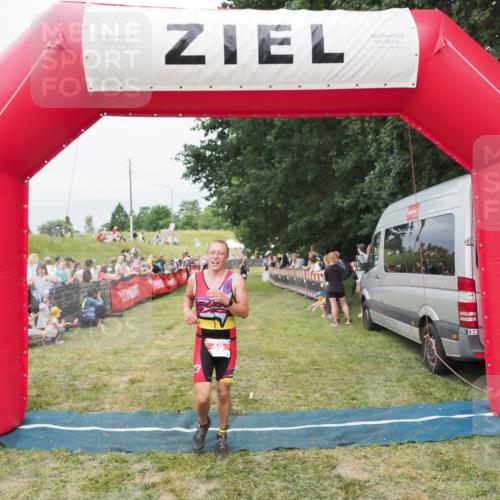 21.06.2025 - 27. Vierlanden-Triathlon MichiJ http://msf.ph/oto/8037684 15.06.2026 13:13:14 Ziel 49, 677 meine-sportfotos.de