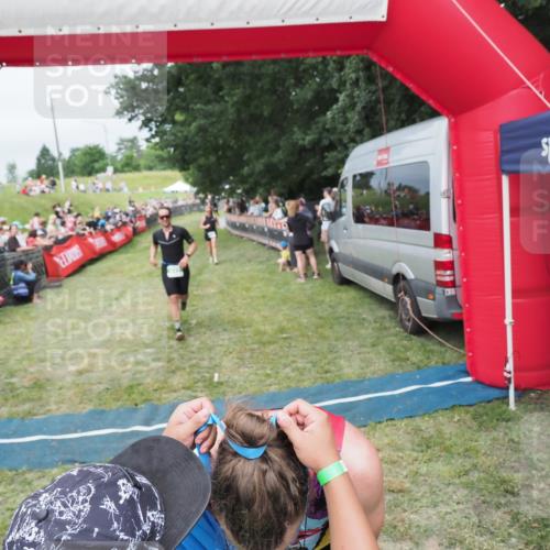 21.06.2025 - 27. Vierlanden-Triathlon MichiJ http://msf.ph/oto/8037687 15.06.2026 13:13:17 Ziel 49, 677 meine-sportfotos.de
