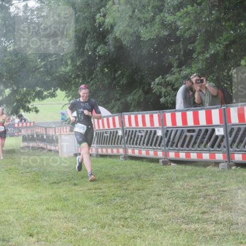 21.06.2025 - 27. Vierlanden-Triathlon KatJ http://msf.ph/oto/8037688 15.06.2025 14:19:16 Ziel 1181, 1203 meine-sportfotos.de