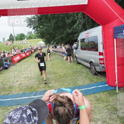 21.06.2025 - 27. Vierlanden-Triathlon MichiJ http://msf.ph/oto/8037701 15.06.2026 13:13:18 Ziel 49, 677 meine-sportfotos.de