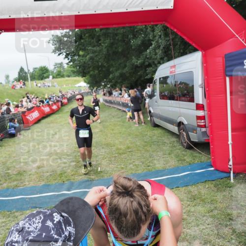 21.06.2025 - 27. Vierlanden-Triathlon MichiJ http://msf.ph/oto/8037710 15.06.2026 13:13:18 Ziel 49, 677 meine-sportfotos.de