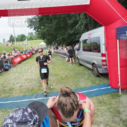 21.06.2025 - 27. Vierlanden-Triathlon MichiJ http://msf.ph/oto/8037715 15.06.2026 13:13:18 Ziel 49, 677 meine-sportfotos.de